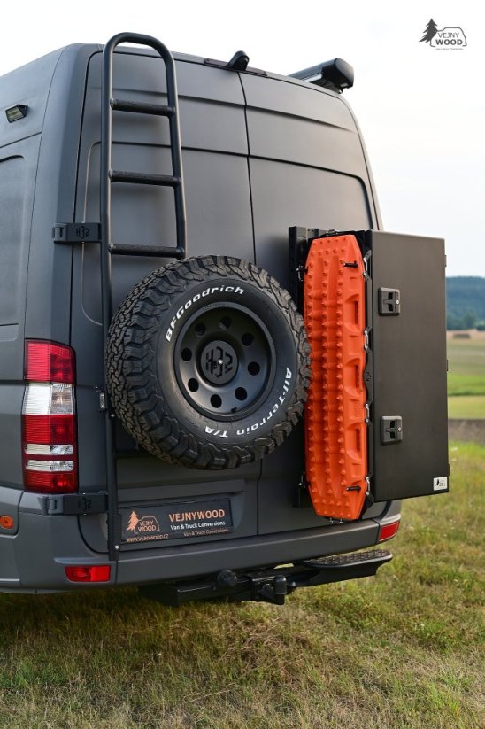 Žebřík s nosičem rezervy H32 - Model vozu: VW Crafter II. / MAN TGE (výška H2)