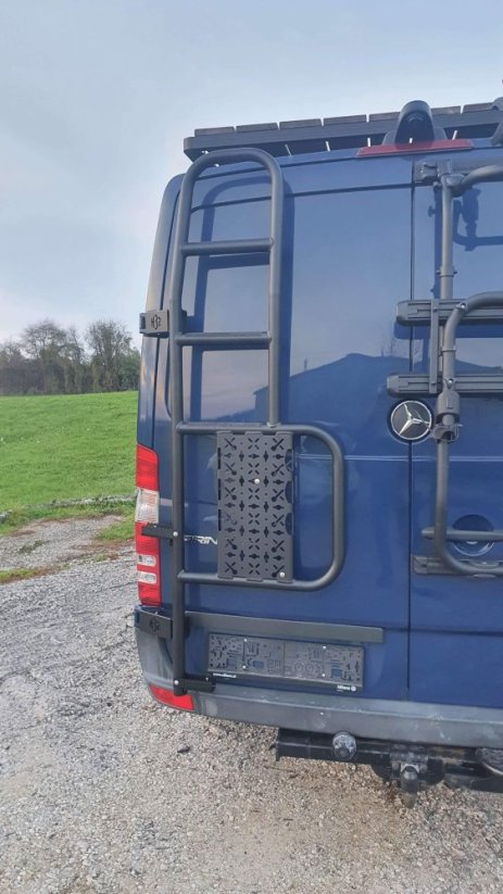 Žebřík na zadní dveře H32 - Model vozu: VW Crafter II. / MAN TGE (výška H2)