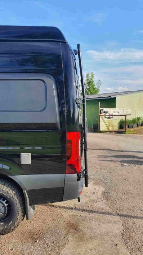 Žebřík na zadní dveře H32 - Model vozu: VW Crafter II. / MAN TGE (výška H2)
