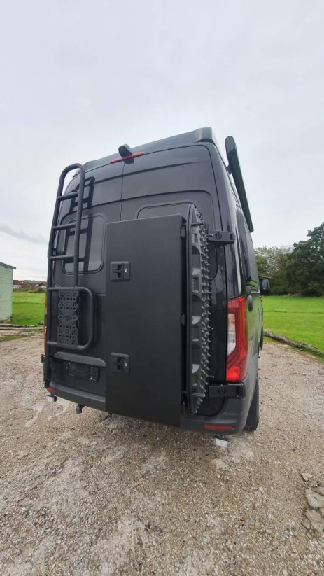 H32 Cargo Box M