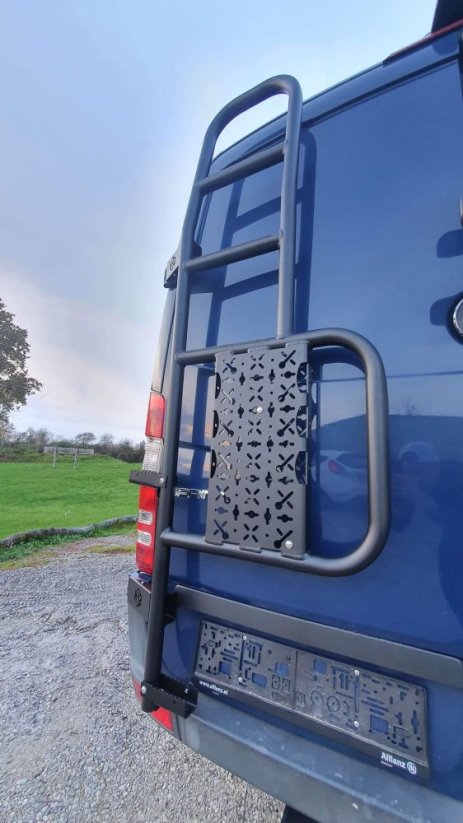 Žebřík na zadní dveře H32 - Model vozu: VW Crafter II. / MAN TGE (výška H2)