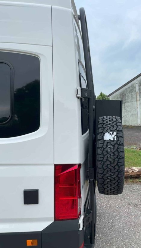 Žebřík s nosičem rezervy H32 - Model vozu: VW Crafter II. / MAN TGE (výška H2)